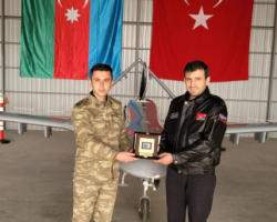 Azərbaycan Silahlı Qüvvələrinin zabiti Orxan Məmmədovu Səlcuq Bayraktar mükafatlandırdı.